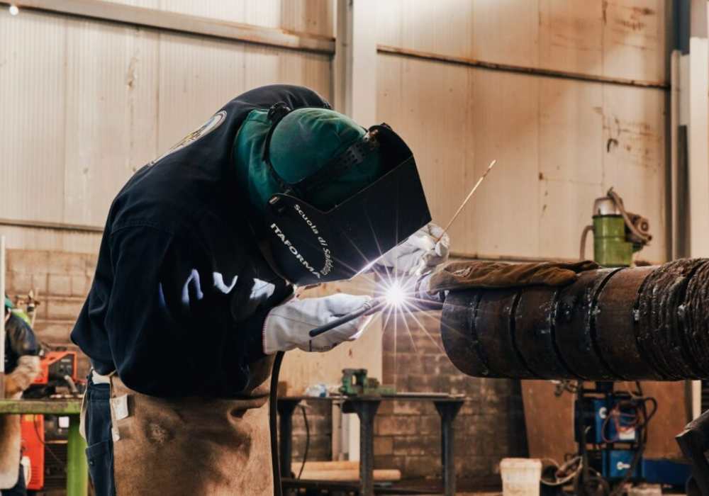 Se requiere soldador con curso en seguridad industrial